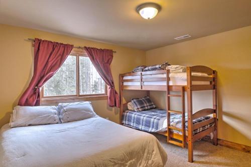 1 Schlafzimmer mit 2 Etagenbetten und einem Fenster in der Unterkunft Gray Goose Lodge in Lead