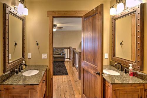 ein Badezimmer mit zwei Waschbecken und zwei Spiegeln in der Unterkunft Gray Goose Lodge in Lead