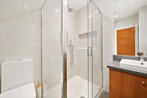 W łazience znajduje się prysznic i umywalka. w obiekcie Chelsea Diamond w Londynie