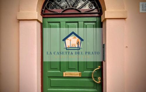 a green door with a sign that reads la castlefield del patio at La casetta del prato in Iesi