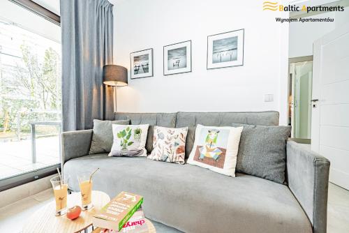 a living room with a couch and a table at Baltic Apartments - Kormoran in Świnoujście
