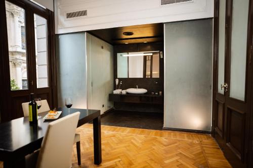 a bathroom with a dining table and a bath tub at Loft Osteria by Sagardi in Buenos Aires