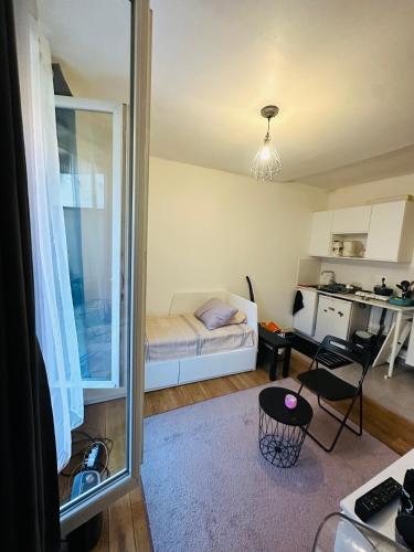 Il comprend un petit salon avec un lit et une cuisine. dans l'établissement Studio Agréable, à Issy-les-Moulineaux