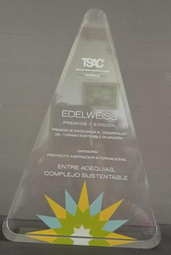 a clear plastic pyramid with a sign in it at Entre Acequias in General Alvear