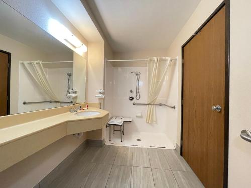 y baño con lavabo y ducha. en Super 8 by Wyndham Columbia Clark Lane, en Columbia