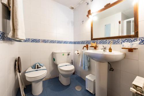 a bathroom with a toilet and a sink at Posada El Aprisco Manjirón in Manjirón