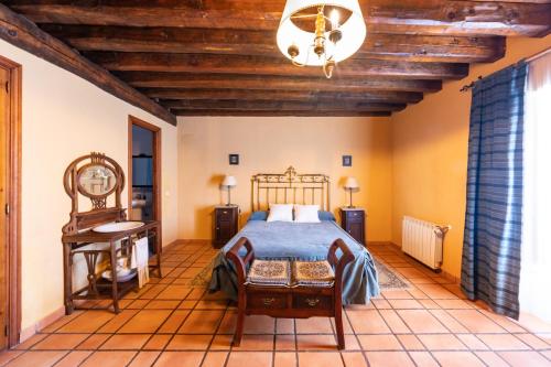 a bedroom with a bed and a wooden ceiling at Posada El Aprisco Manjirón in Manjirón