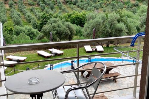メソロンギにあるSocrates Organic Village - Wild Oliveのバルコニー(テーブル、椅子、プール付)