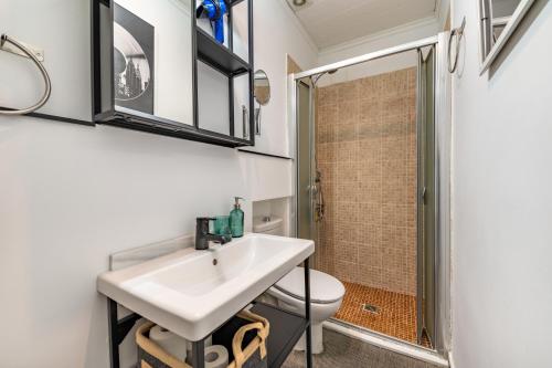 een badkamer met een wastafel en een toilet bij Maravilloso apartamento centro de Madrid Malasaña in Madrid