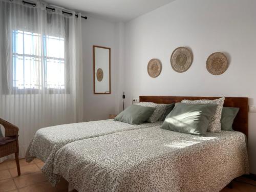 a bedroom with a large bed and a window at Apartamento con vistas al mar in Conil de la Frontera