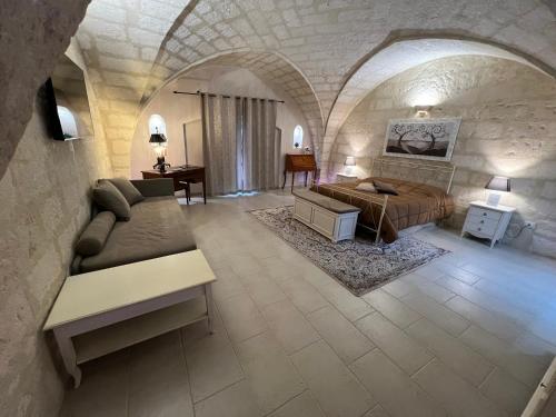 1 dormitorio con 1 cama y 1 sofá en una habitación en Suite Cavour Luxury Home Taranto, en Taranto
