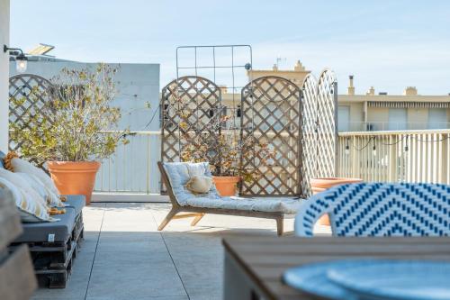 une terrasse avec 2 chaises et une clôture dans l'établissement 2-Br Rooftop in Palm Beach 2-min walk to beaches, à Cannes