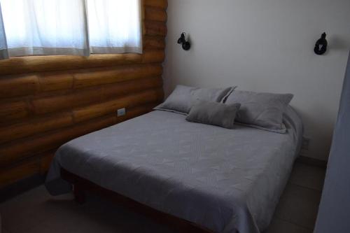 1 dormitorio con 1 cama con cabecero de madera en Finca La Vilina en San Rafael