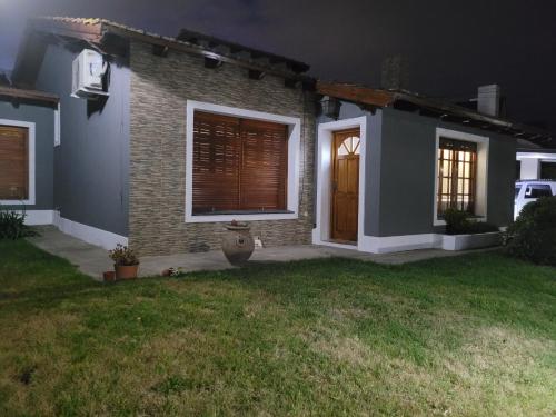 dom z drzwiami wejściowymi i ogródkiem w obiekcie BAHIA BLANCA-BARRIO PARQUE w mieście Bahía Blanca