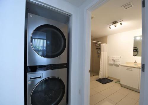 uma máquina de lavar e secar roupa num quarto com casa de banho em Lovely Midblock building 1 bedroom 1 bathroom apartment em Miami