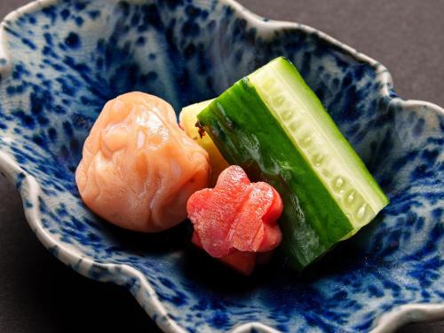 由布市にある湯布院 樂涌の青い鉢に入った寿司2枚