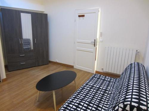 une chambre avec une table, une chaise et une porte dans l'établissement Belvedere, à Le Pré-Saint-Gervais