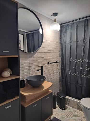 bagno con lavandino e specchio di Stylish City Center Apartment a Serres