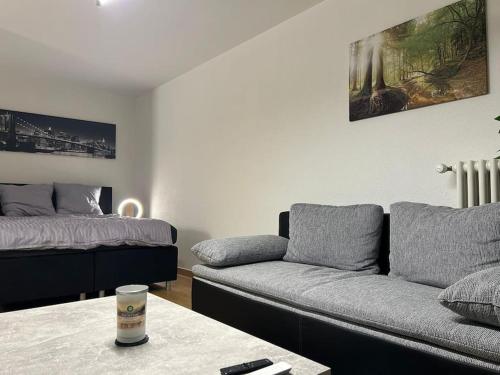sala de estar con sofá y cama en LentulusSkyAppartement en Berna