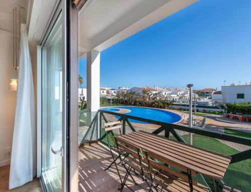 uma varanda com uma mesa azul e um banco em Sun Lovers Altura T1 Pool & Balcony em Altura