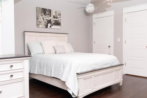 ein weißes Schlafzimmer mit einem weißen Bett und weißen Schränken in der Unterkunft Spacious Appling Retreat in Appling