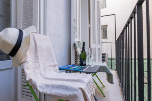 - un balcon avec une table et une chaise dans l'établissement Renovated Apartment in the Heart of Cannes, à Cannes