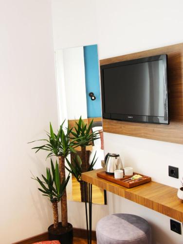 En TV eller et underholdningssystem på Besiktas KonukEvi hotel