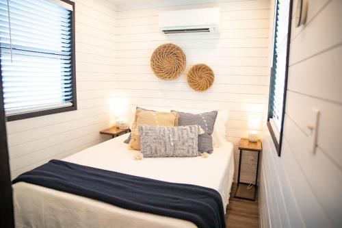 - une chambre avec un lit dans une petite maison dans l'établissement New Moonlight Ridge-Shipping Container Home, à Alpine