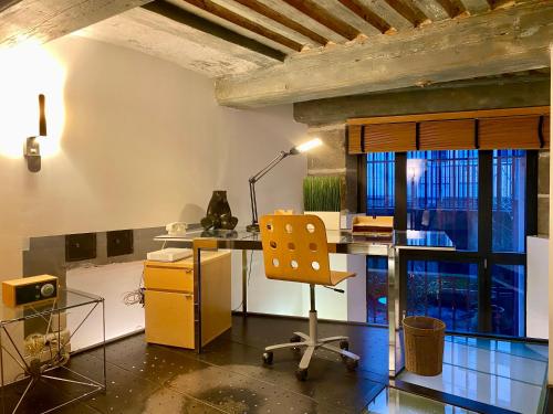 un bureau avec un bureau et une chaise dans l'établissement Loft moderne & cosy Terreaux / Croix Rousse - Courts et longs séjours, à Lyon