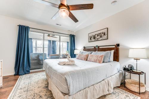 Katil atau katil-katil dalam bilik di Branson Lakefront Condo with Sunroom and Lake Views!