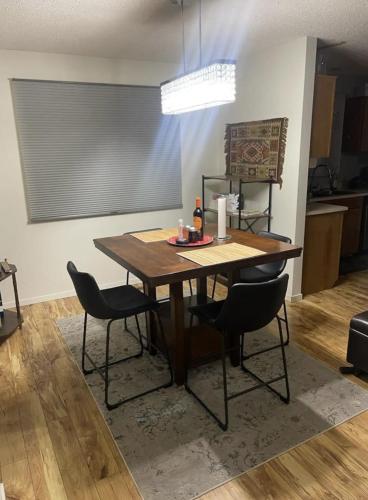 una mesa de comedor con sillas en una habitación en A Quiet Hideaway in Saskatoon en Saskatoon