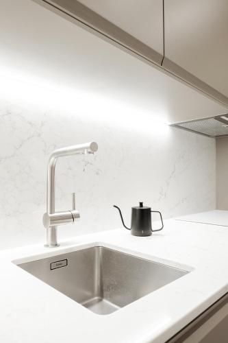 - un évier de cuisine avec une bouilloire dans l'établissement Bel appartement au centre de Paris, à Paris