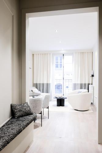 - un salon avec une baignoire et un canapé dans l'établissement Bel appartement au centre de Paris, à Paris