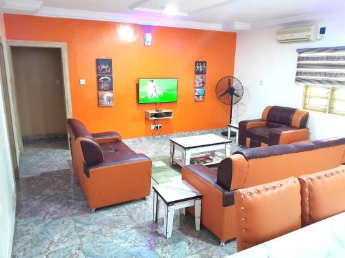 Μια τηλεόραση ή/και κέντρο ψυχαγωγίας στο Mofide Queens Apartments (MQA)