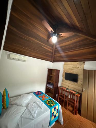 1 dormitorio con 1 cama y ventilador de techo en NayMar Paraty Casa Familiar, en Paraty