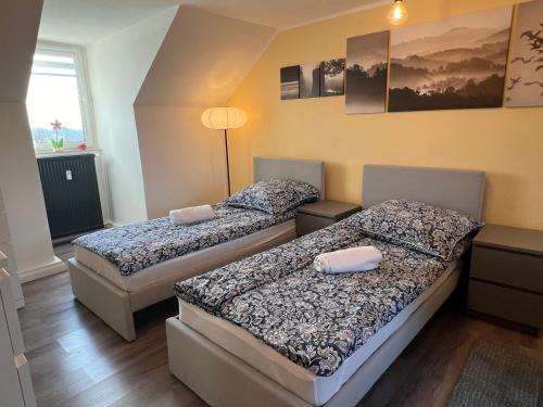 two beds in a small room with two at Studio Apartment Frühauf Geithain in Geithain