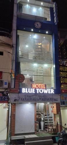 ein blauer Hotelturm mit Schild drauf in der Unterkunft HOTEL NEW BLUE TOWER in Ujjain