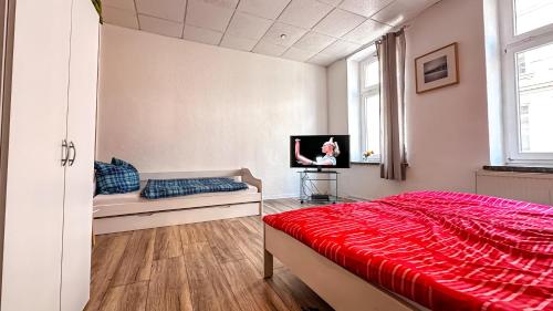 um quarto com uma cama e uma televisão em gemütliche Ferienwohnung mit Gartennutzung em Schwerin