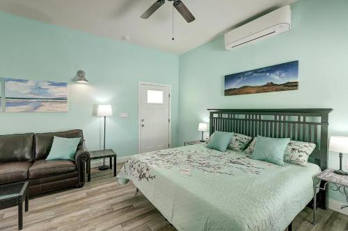 - une chambre avec un lit et un canapé dans l'établissement Tropical Niche at Royal Sands, à Port Aransas