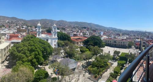 Hotel Zócalo Chilpancingo في Chilpancingo de los Bravos: اطلالة على مدينة من اعلى المبنى