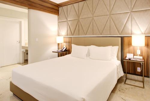 a large white bed in a hotel room at DoubleTree by Hilton - Resort - Foz do Iguaçu in Foz do Iguaçu