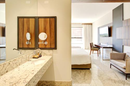 a hotel room with a bed and a bathroom at DoubleTree by Hilton - Resort - Foz do Iguaçu in Foz do Iguaçu