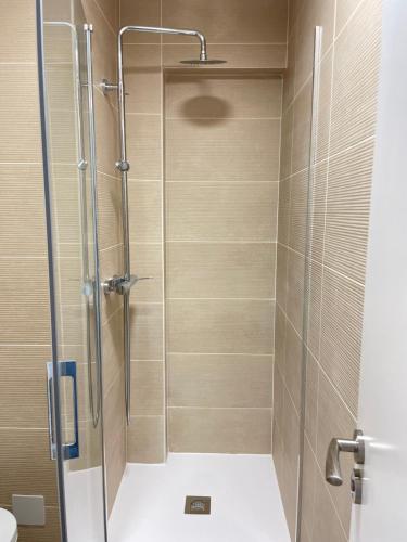 a shower with a glass door in a bathroom at Appart SALOU BEACH & PORT AVENTURA & FERRARI LAND 6-8 pers in Salou