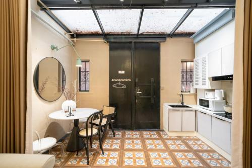 a room with a kitchen with a table and a door at Shanghai Hills & Serendipity Boutique in Shanghai