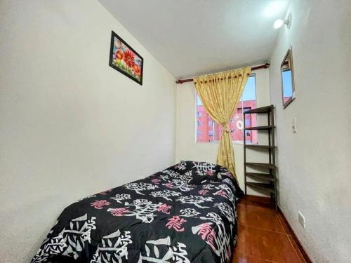 - une chambre avec un lit et une fenêtre dans l'établissement Acogedor Apartamento en zona residencial con vista a la ciudad Wi-Fi 350 Mbps, à Bogotá