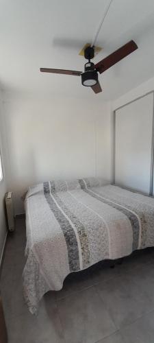 1 dormitorio con 1 cama y ventilador de techo en Gavilán Apartment en Buenos Aires