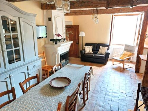 un salon avec une table et une cheminée dans l'établissement Château Cottage -Vue sur le Verdon et tranquillité, à Castellane