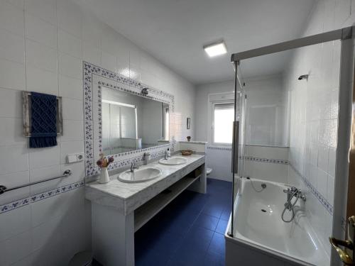 a bathroom with two sinks and a bath tub and a tubermott at Un sueño en Toledo II, al lado de Puy du Fou in Argés