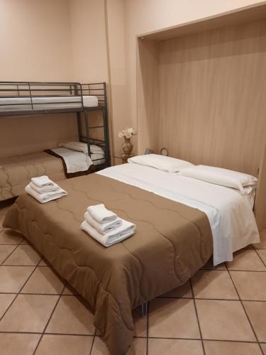 1 Schlafzimmer mit 2 Etagenbetten und Handtüchern auf dem Bett in der Unterkunft Casa buono in Ercolano