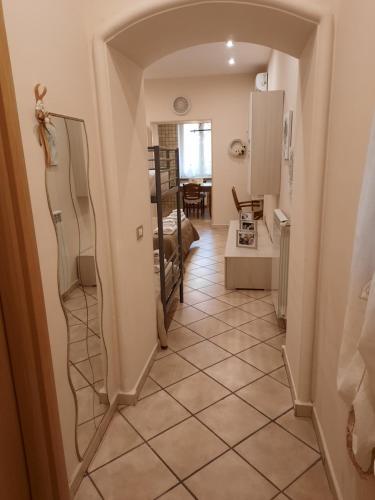 een hal met een trap naar een kamer bij Casa buono in Ercolano